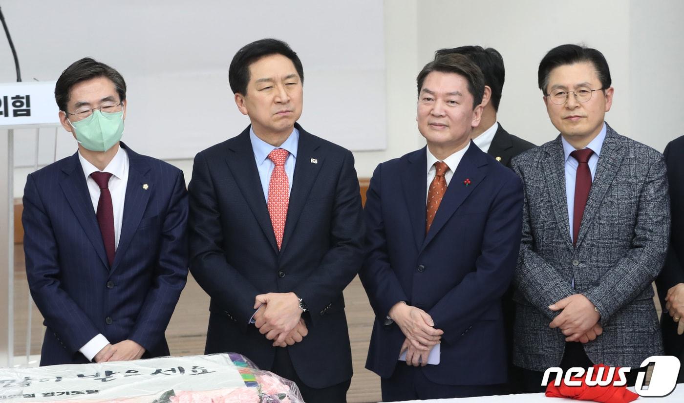 본문 이미지 - 10일 오후 경기 수원시 장안구 국민의힘 경기도당에서 열린 신년 인사회에 조경태 의원(왼쪽부터)과 김기현 의원, 안철수 의원, 황교안 전 자유한국당 대표가 참석해 있다. 2023.1.10/뉴스1 ⓒ News1 김영운 기자