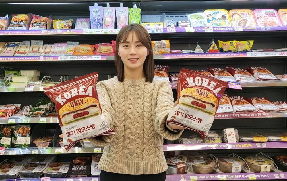 본문 이미지 - 모델이 고대1905 딸기잼 맘모스빵을 소개하는 모습(CU 제공).