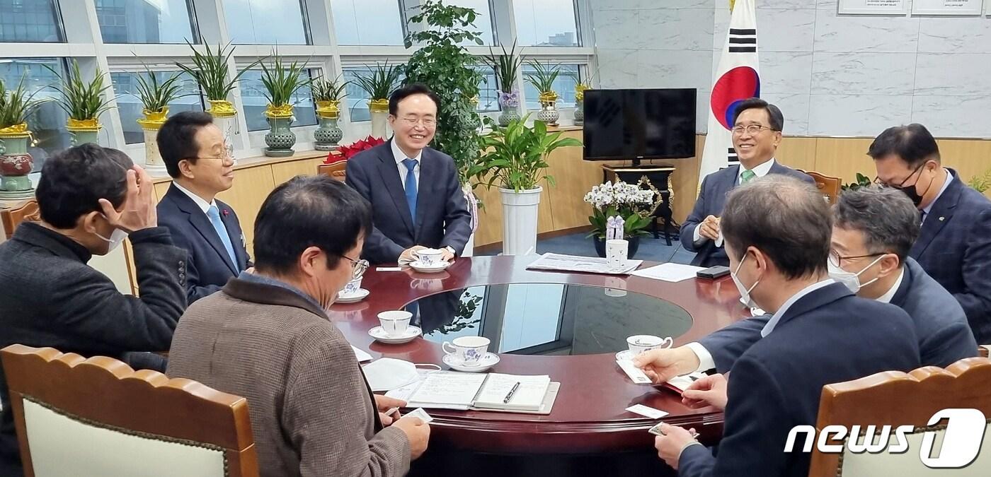 본문 이미지 - 한국농수산식품유통공사를 찾은 윤병태 나주시장(전면 중앙 왼쪽 웃고 있는 이). ⓒ News1