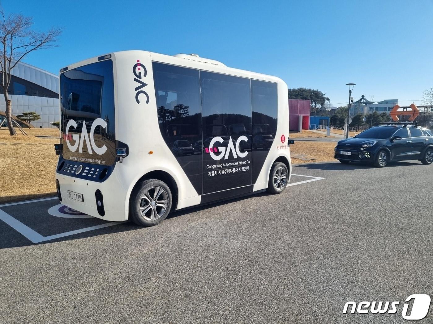 본문 이미지 - 강릉시가 주요 관광지 노선에 운영 중인 관광형 자율주행 셔틀.(자료사진) ⓒ News1 윤왕근 기자