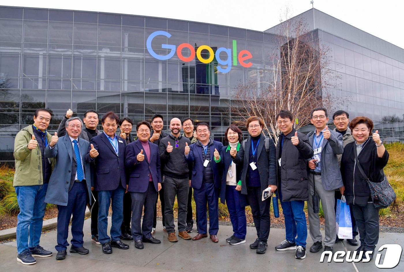 강기정 광주시장을 비롯한 광주대표단이 9일(현지시간) 미국 실리콘밸리 구글 본사를 찾아 상호 협력 방안을 모색한 뒤 세피 모그하담 구글 대외협력 및 리서치분과 수석팀장 등과 기념촬영을 하고 있다.(광주시 제공)2023.1.10/뉴스1 