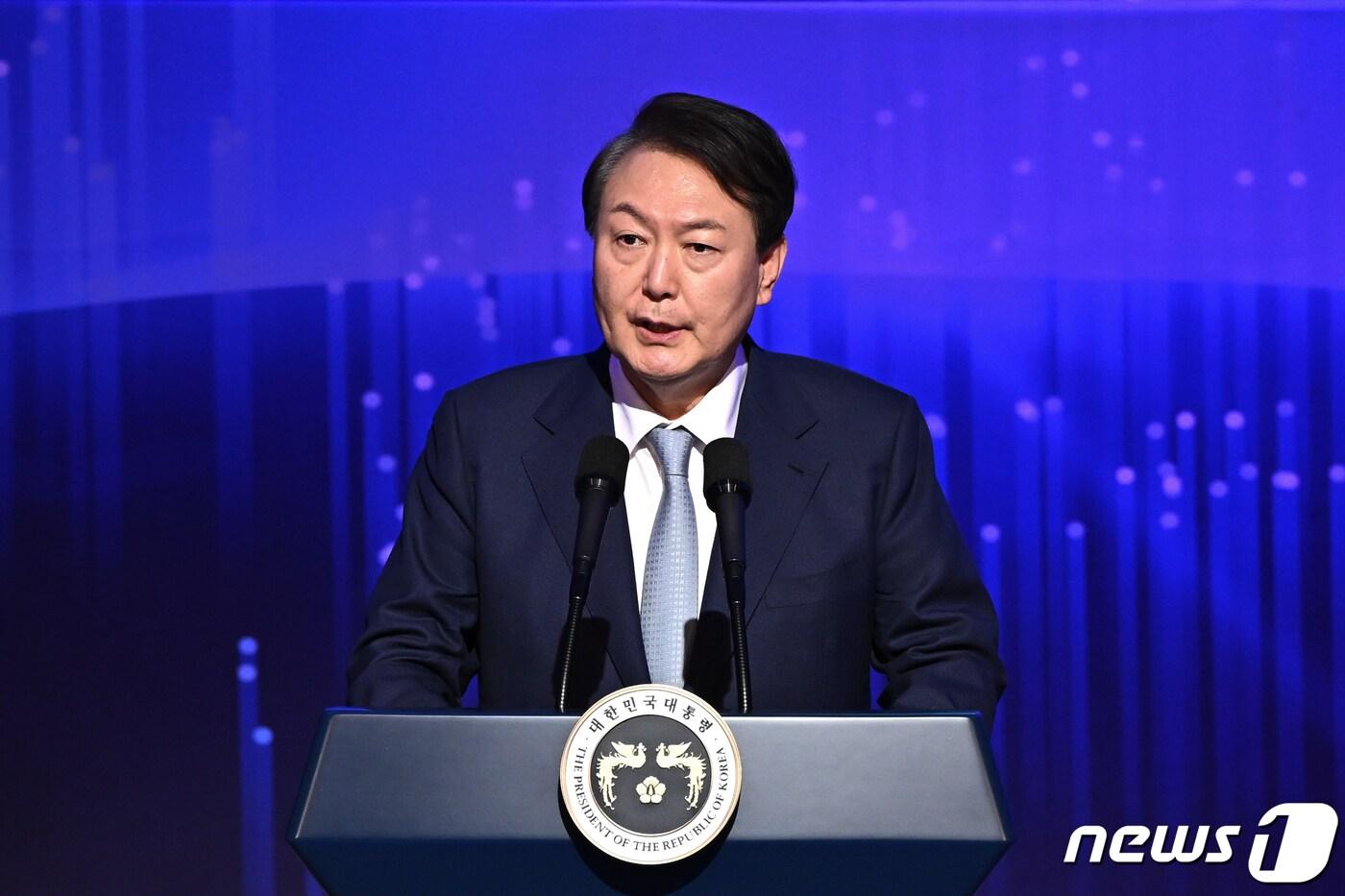 윤석열 대통령이 10일 오후 경기 국립과천과학관에서 열린 '2023년 과학기술인‧정보방송통신인 신년인사회'에서 격려사를 하고 있다. (대통령실 제공) 2023.1.10/뉴스1 ⓒ News1 안은나 기자