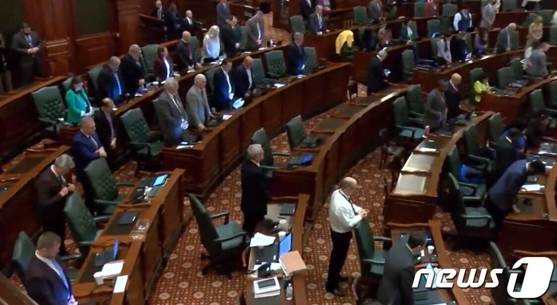 본문 이미지 - 미국 일리노이주&#40;州&#41; 상원이 지난 6일&#40;현지시간&#41; 하원에 이어 9일 공격용 무기 금지 법안을 통과시켰다.&#40;WGNTV 갈무리&#41;.