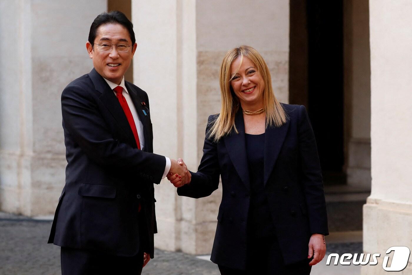 본문 이미지 - 기시다 후미오 일본 총리(좌)와 조르자 멜로니 이탈리아 총리가 10일(현지시간) 이탈리아 로마 키지궁에서 정상회담을 가졌다. ⓒ 로이터=뉴스1 ⓒ News1 정윤영 기자