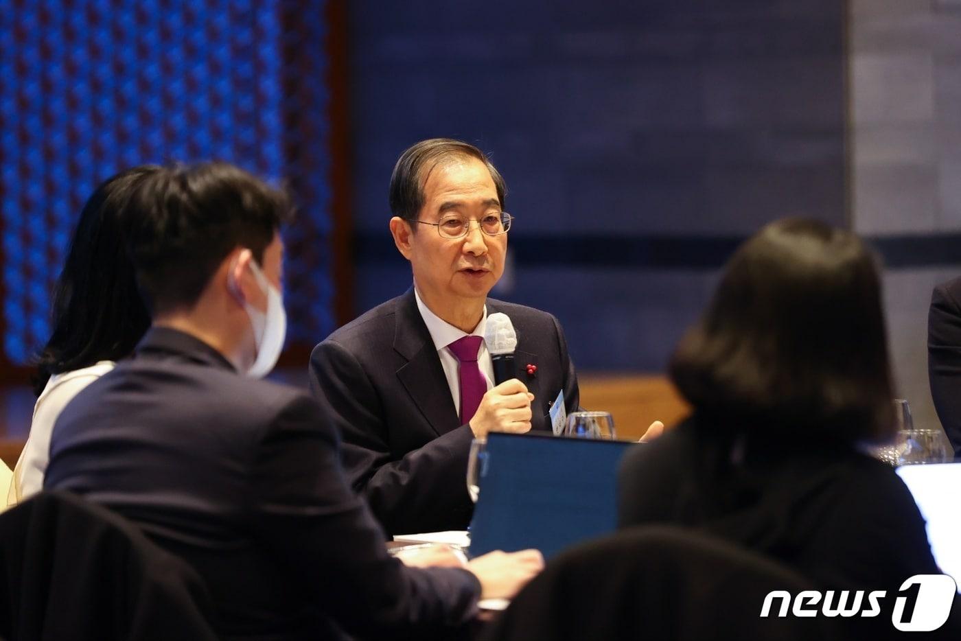 본문 이미지 - 한덕수 국무총리가 10일 오후 세종 총리 공관에서 열린 출입기자단 만찬간담회에서 발언하고 있다.(총리실 제공)/