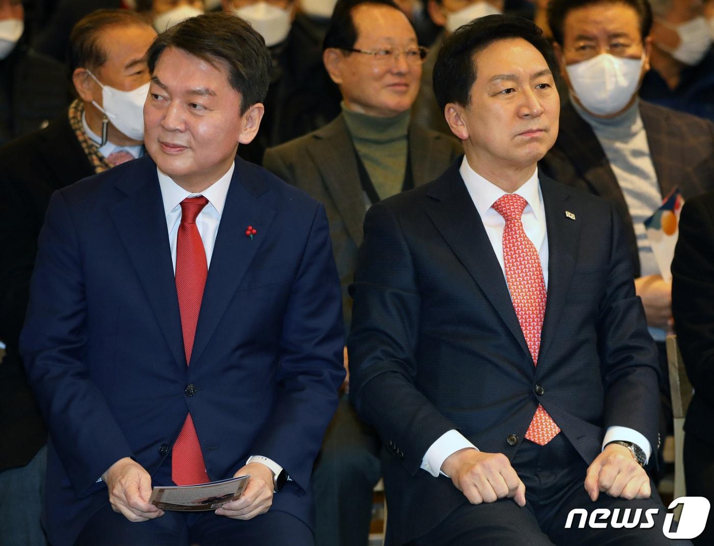 본문 이미지 - 국민의힘 당권주자인 안철수, 김기현 의원이 11일 인천시 남동구 샤펠드미앙에서 열린 인천시당 신년인사회에 참석해 있다. 2023.1.11/뉴스1 ⓒ News1 정진욱 기자