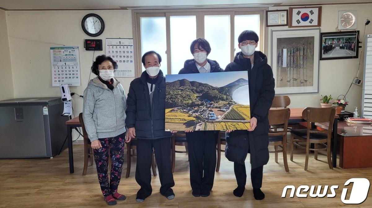 본문 이미지 - 충북 보은군 소재 보덕중학교 학생들이 드론으로 촬영한 마을 사진을 전달하고 있다. (보은교육지원청 제공)