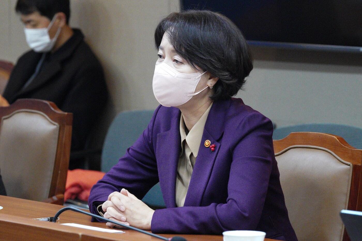 본문 이미지 - 이영 중소벤처기업부 장관이 11일 서울 을지로 서울지방고용노동청에서 이정식 고용노동부 장관을 만나 8시간 추가연장근로제 일몰에 따른 후속대책을 논의하고 있다(중기부 제공)