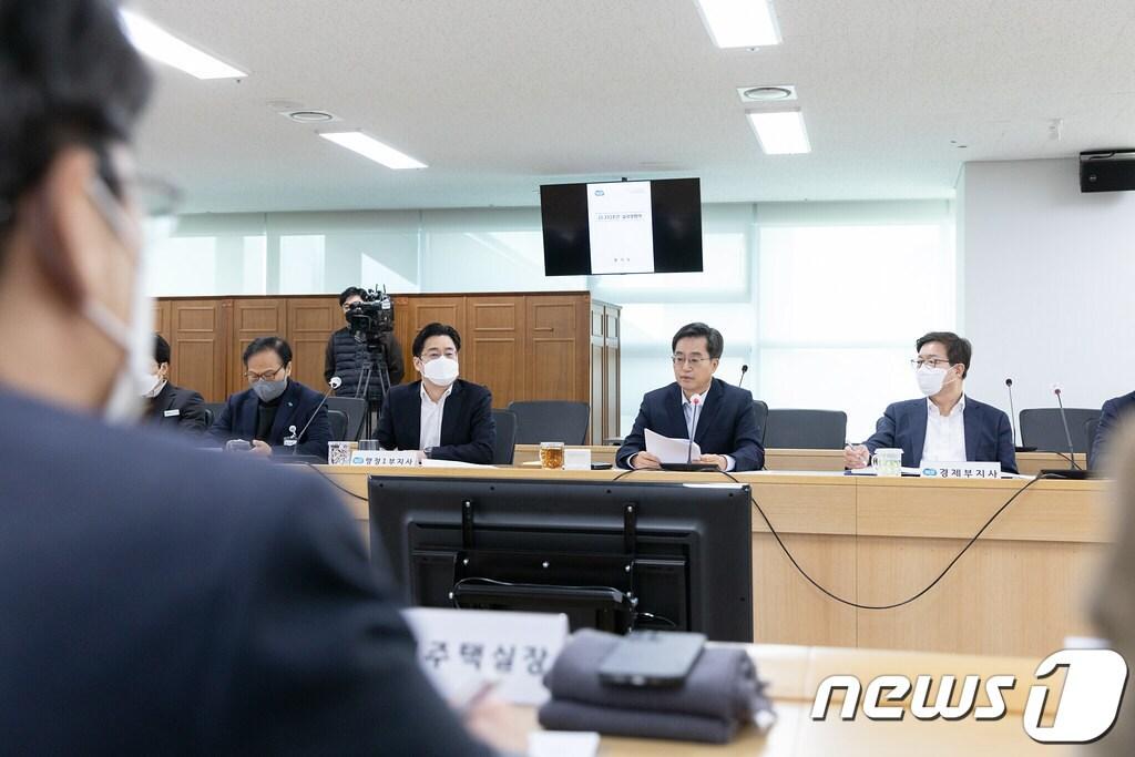 본문 이미지 - 11일 오전 경기도청 다목적회의실에서 김동연 지사와 오병권 행정1부지사, 염태영 경제부지사, 관계 실국장들이 참석한 가운데 주간 실국장회의가 열리고 있다.(경기도 제공)/