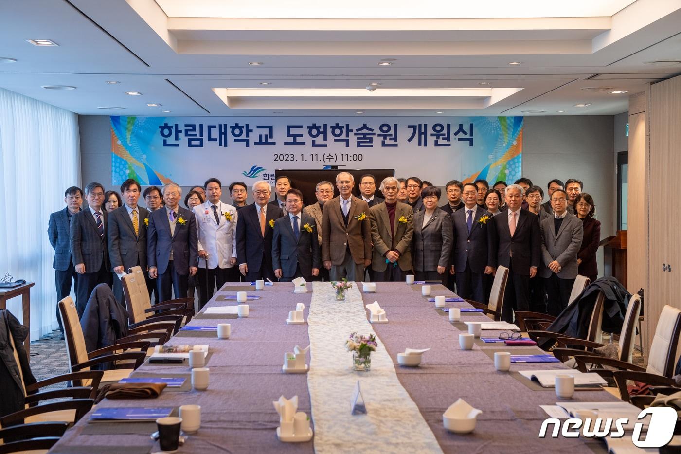 11일 한림대 캠퍼스라이프센터에서 열린 도헌학술원 개원식에 참석한 윤대원 이사장, 재단본부 윤희성 상임이사, 육동한 춘천시장, 우형식 한림성심대 총장, 송호근 도헌학술원장, 김인영 한림대 부총장 등이 기념촬영을 하고 있다.(한림대 제공)