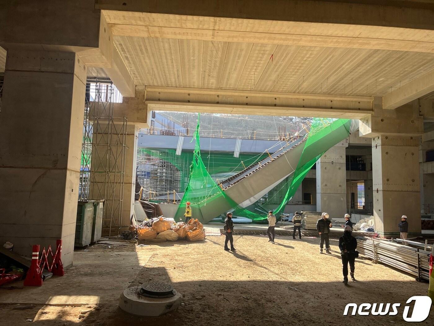 본문 이미지 - 11일 오전 11시37분쯤 경남 양산시 북정동의 물류센터 건설현장에서 구조물이 붕괴되는 사고가 발생했다. 사진은 사고 현장. (경남소방본부 제공)