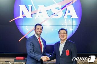 본문 이미지 - 이장우 대전시장이 10일(현지시간) 미국 실리콘밸리에 위치한 NASA 에임스 연구센터(NASA Ames research center: 이하 NASA ARC)를 방문해 아미르 데이라미(Amr Deylami) NASA 에임스 연구센터 부센터장과 악수하고 있다.(대전시 제공)ⓒ News1 김경훈 기자