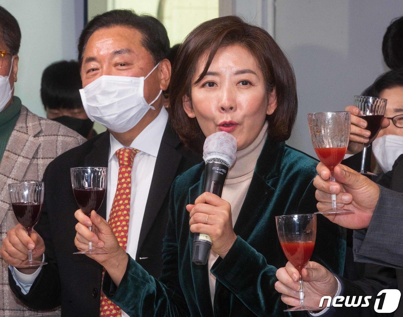 본문 이미지 - 대통령 직속 저출산고령사회위원회 부위원장직 사의를 표명한 나경원 전 국민의힘 의원이 11일 오후 서울 여의도 국민의힘 중앙당사에서 열린 서울시당 신년인사회에서 건배사를 하고 있다. (공동취재) 2023.1.11/뉴스1 ⓒ News1 허경 기자