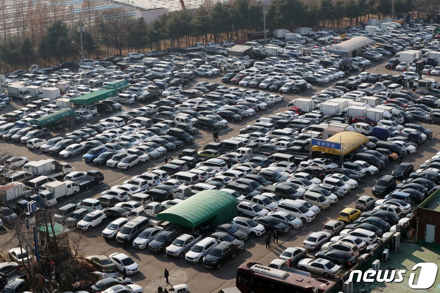 11일 서울 성동구 장안평중고차매매시장에 중고차 매물들이 빼곡하게 쌓여있다.  2023.1.11/뉴스1 ⓒ News1 박세연 기자