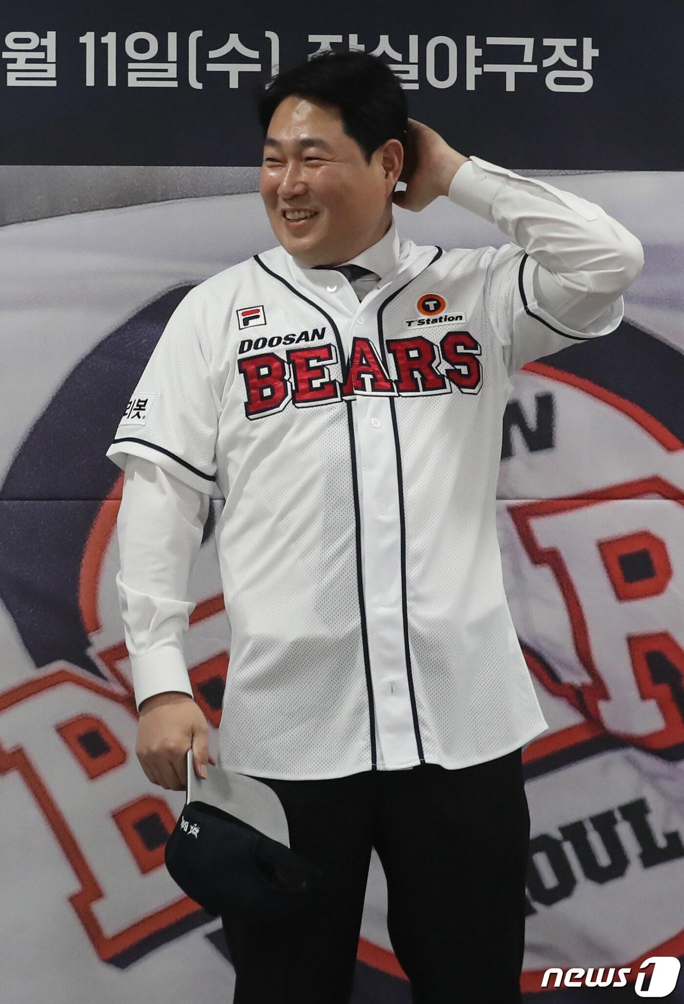 본문 이미지 - 양의지 선수가 11일 서울 송파구 잠실야구장에서 열린 '두산베어스 입단식'에서 미소를 짓고 있다. 양의지는 지난해 두산과 '4+2년 최대 152억원'의 초대형 FA 계약을 했다. 2023.1.11/뉴스1 ⓒ News1 송원영 기자