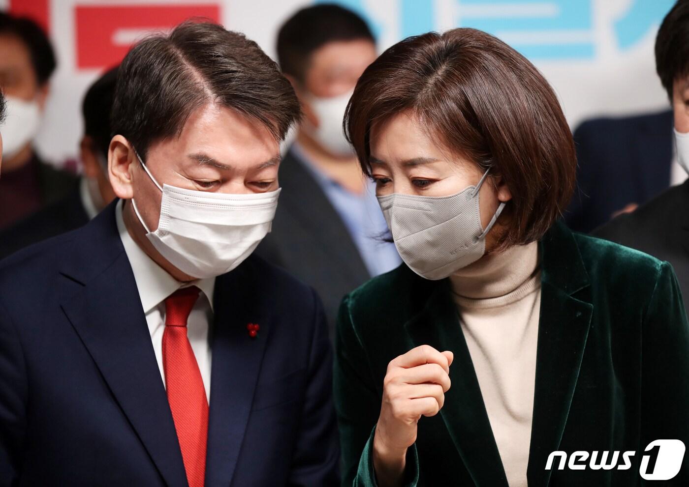 국민의힘 당권주자인 안철수 의원이 지난달 11일 오후 서울 영등포구 국민의힘 중앙당사에서 열린 2023 서울시당 신년인사회에서 나경원 전 의원과 대화를 나누고 있다. ⓒ News1 허경 기자