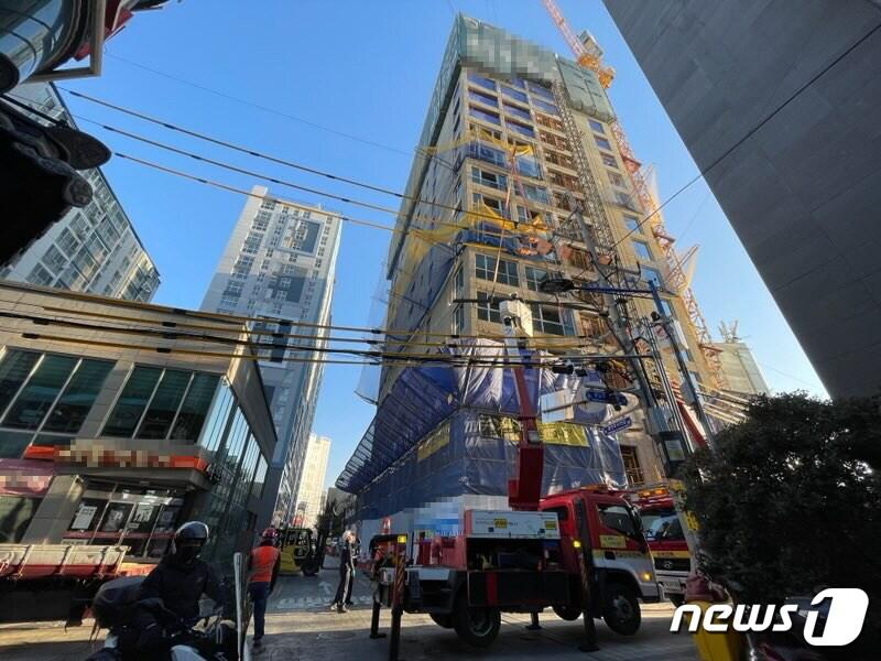 본문 이미지 -  사고가 발생한 부산 수영구 광안동 한 오피스텔 공사 현장.(부산경찰청 제공)