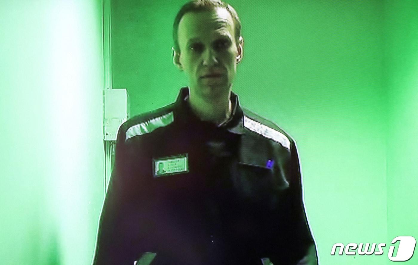 본문 이미지 - 러시아 코브로프에서 수감 중인 러시아 야당 정치인 알렉세이 나발니가 화상 연결을 통해 법정 청문회에 참석했다. 나발니는 현재 가석방 선서 위반, 사기, 법정 모욕 혐의로 유죄 판결을 받고 복역 중이다. 2022.10.07 ⓒ 로이터=뉴스1 ⓒ News1 권진영 기자