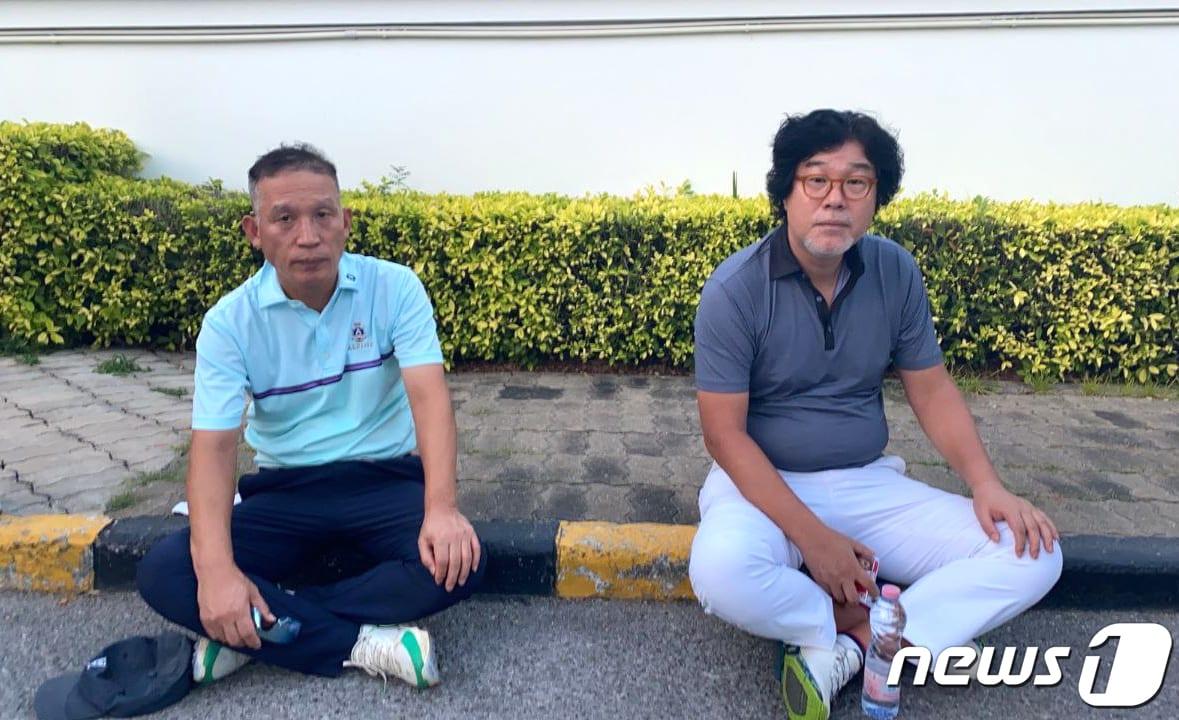 본문 이미지 - 지난 10일(현지시간) 태국 골프장에서 검거된 김성태 전 쌍방울그룹 회장(오른쪽)과 양선길 현 쌍방울그룹 회장.(CBS노컷뉴스 제공) 2023.1.12/뉴스1
