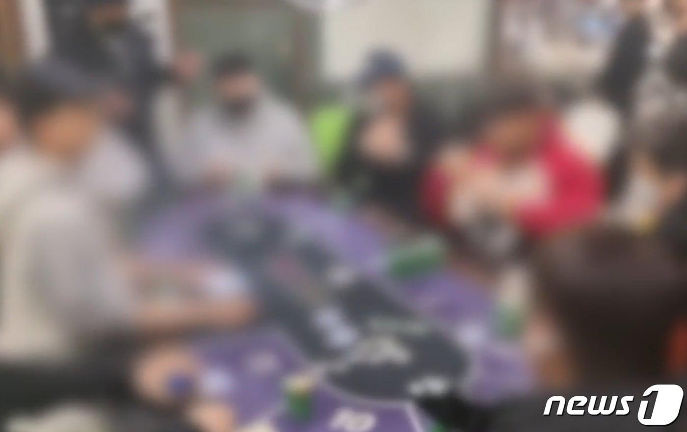 본문 이미지 - 부산 북구의 한 불법 홀덤펍 현장.(부산경찰청 제공)