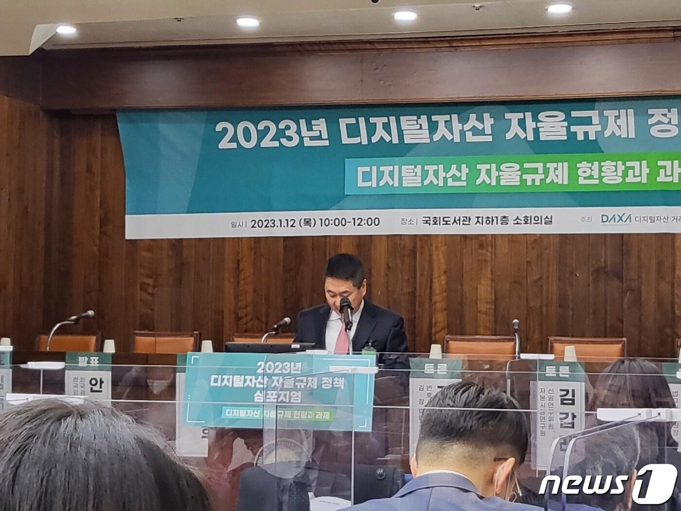 본문 이미지 - 이석우 두나무 대표 겸 닥사 의장이 12일 닥사 주최로 국회도서관 소회의실에서 열린 '디지털자산 자율규제 정책 심포지엄'에서 환영사를 하고 있다. 