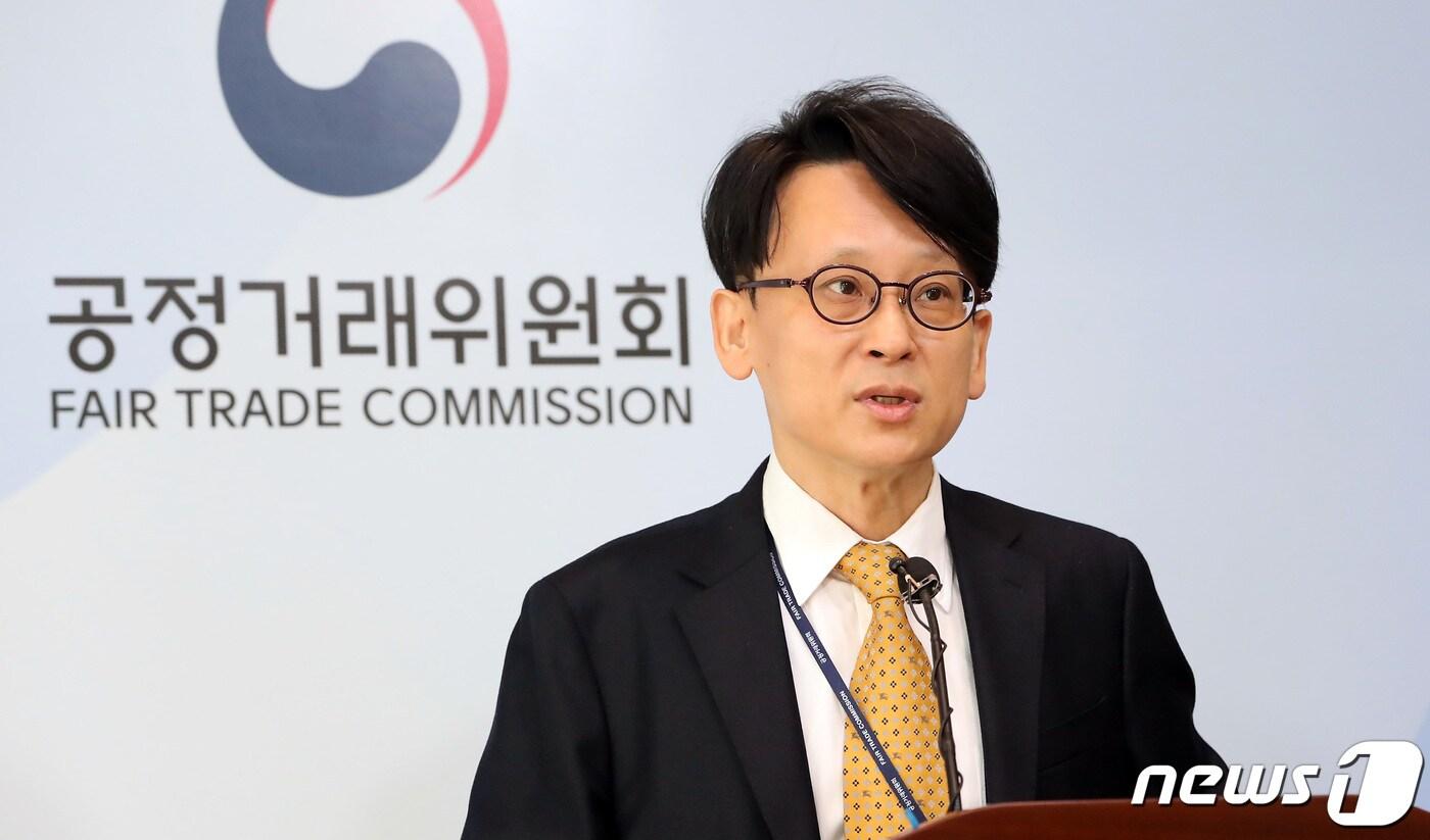 본문 이미지 - 유성욱 공정거래위원회 시장감시국장이 12일 세종시 정부세종청사에서 온라인 플랫폼 독과점 심사지침 제정 내용을 발표하고 있다. 2023.1.12/뉴스1