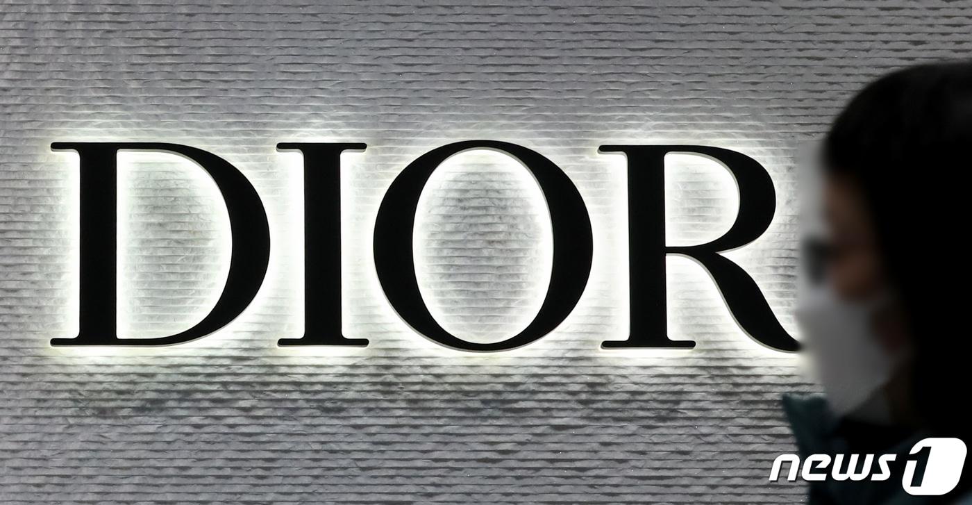 디올 매장 광고판./뉴스1 ⓒ News1 장수영 기자