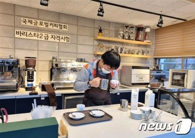 본문 이미지 - 전주은화학교 전공과 학생 5명이 최근에 국제글로벌커피협회에서 주관한 바리스타 자격시험에 전원 합격했다. 사진은 바리스타 자격 시험 모습.(전북교육청 제공)/뉴스1