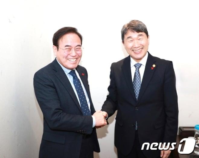 본문 이미지 - 12일 서울 코엑스 인근에서 이주호 교육부장관을 만난 서거석 전북교육감(사진 왼쪽)이 미래교육캠퍼스 설립 등 지역 교육 현안에 대한 전폭적인 지원을 요청했다.(전북교육청 제공) 2023.1.12/뉴스1