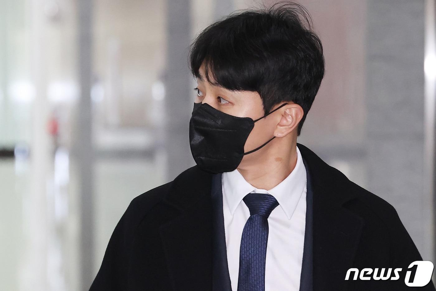 본문 이미지 - 쇼트트랙 국가대표 출신의 빅토르 안(37·한국명 안현수)이 12일 오후 경기 성남시 중원구 성남시청에서 열린 '성남시청 빙상팀 코치직 공개채용 면접'에 참석하기 위해 대기실로 입장하고 있다. (공동취재) 2023.1.12/뉴스1 ⓒ News1 김영운 기자