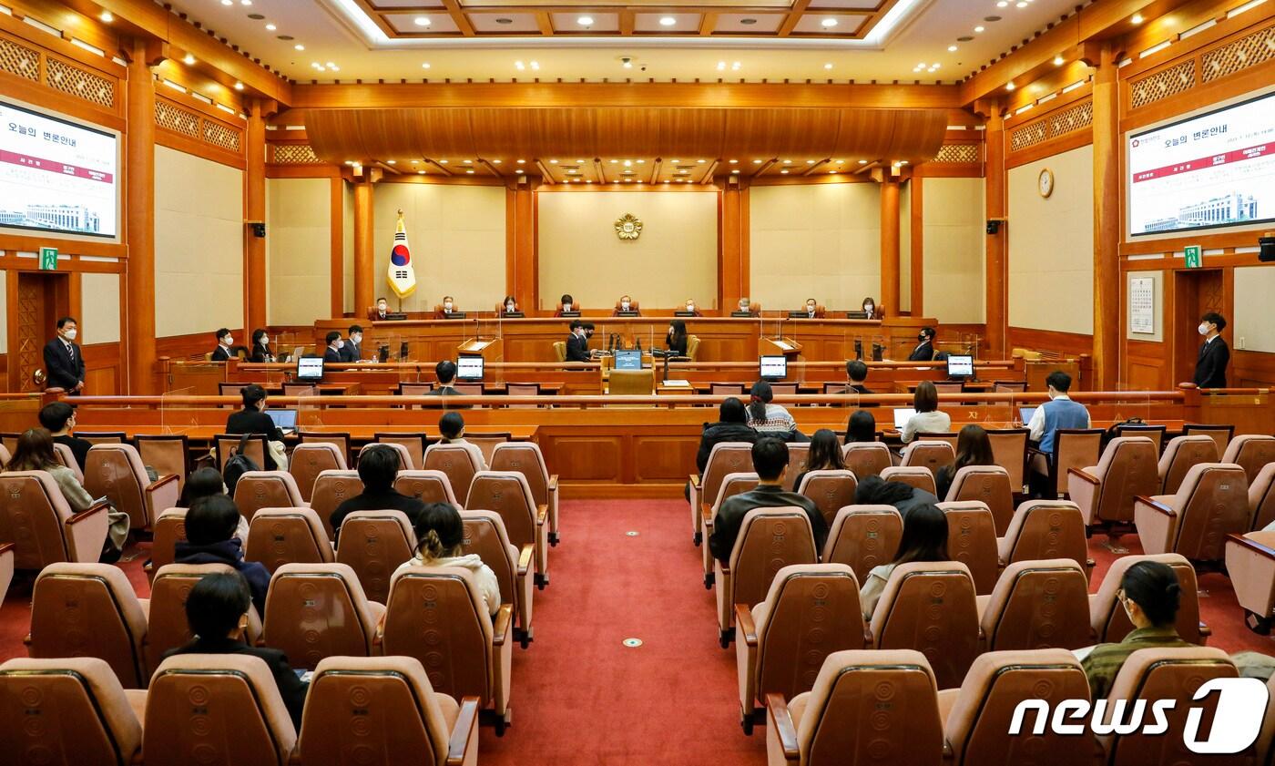 본문 이미지 - 유남석 헌법재판소장(가운데)과 재판관들이 12일 오후 서울 종로구 헌법재판소 대심판정에서 열린 출판문화산업 진흥법 제22조 제4항, 5항 등(도서정가제) 위헌확인 사건 공개변론에 자리하고 있다. 2023.1.12/뉴스1 ⓒ News1 김도우 기자