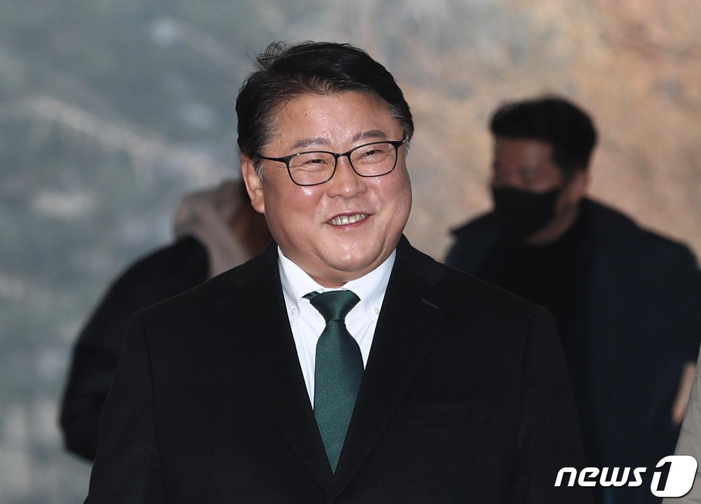 본문 이미지 - 조원진 우리공화당 대표가 12일 오후 서울 서초구 서울중앙지방법원에서 열린 박원순 전 서울시장 시절 광화문광장에 불법 천막을 설치하다가 발생한 폭행 사태와 관련한 1심 선고 공판에 출석하고 있다.   2023.1.12/뉴스1 ⓒ News1 김민지 기자