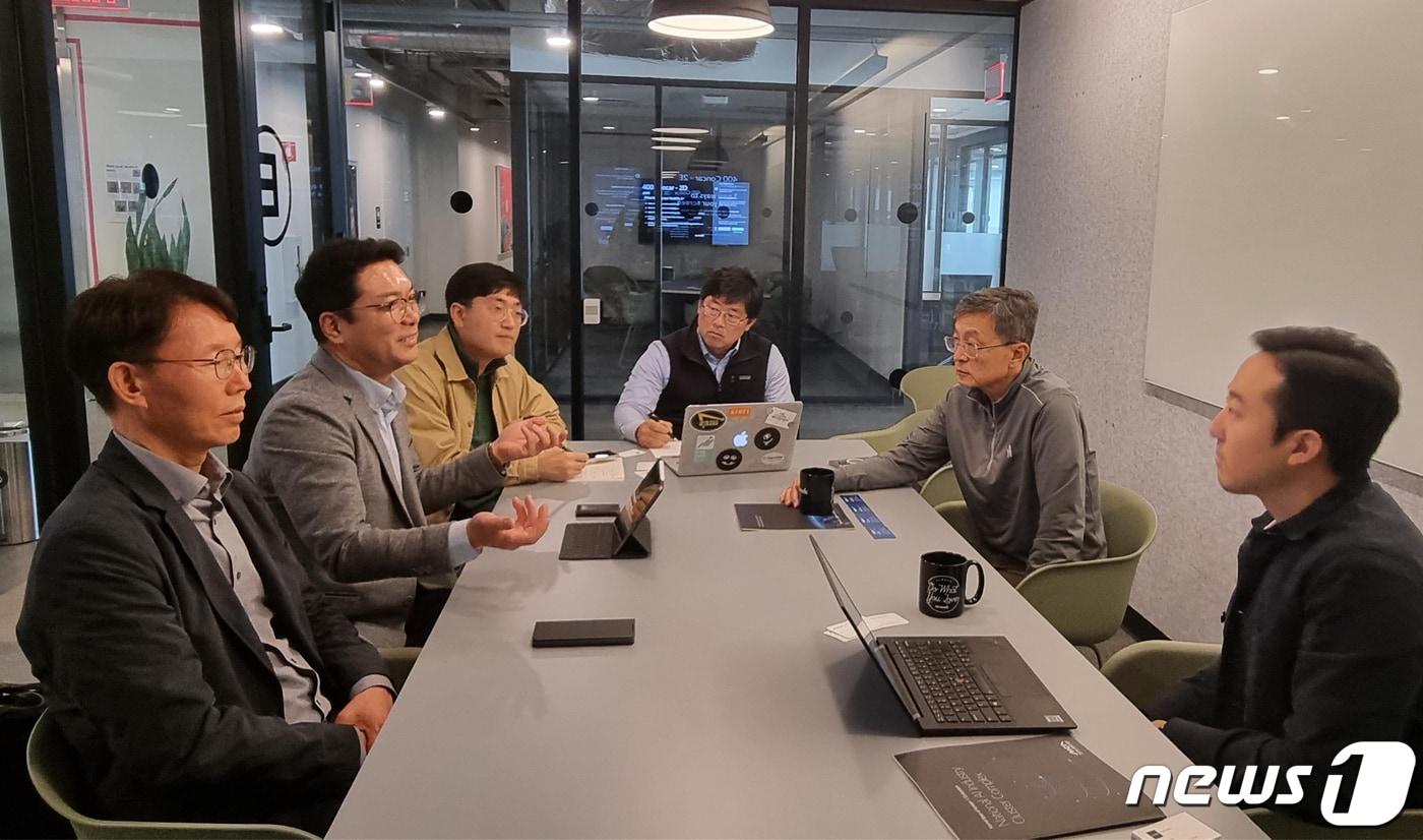 본문 이미지 - 'CES 2023' 광주 방문단이 지난 10일(현지시간) 광주 인공지능(AI) 스타트업의 투자지원 확대를 위해 실리콘밸리 위워크(WeWork)에서 글로벌 벤처캐피탈(VC) 알토스벤처스 남호 공동대표와 글로벌 투자사 네트워크 간담회를 열고 있다.(광주시 제공)2023.1.12/뉴스1 ⓒ News1 