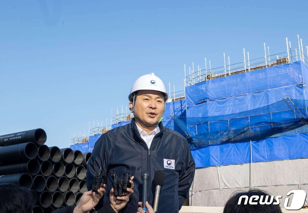 본문 이미지 - 원희룡 국토교통부 장관이 12일 준공이 지연된 부산 강서구 명문초등학교 건립현장을 방문, 공사 진행 현황과 학부모들의 고충을 들은 후 취재진의 질문에 답하고 있다. (국토교통부 제공) ⓒ 뉴스1