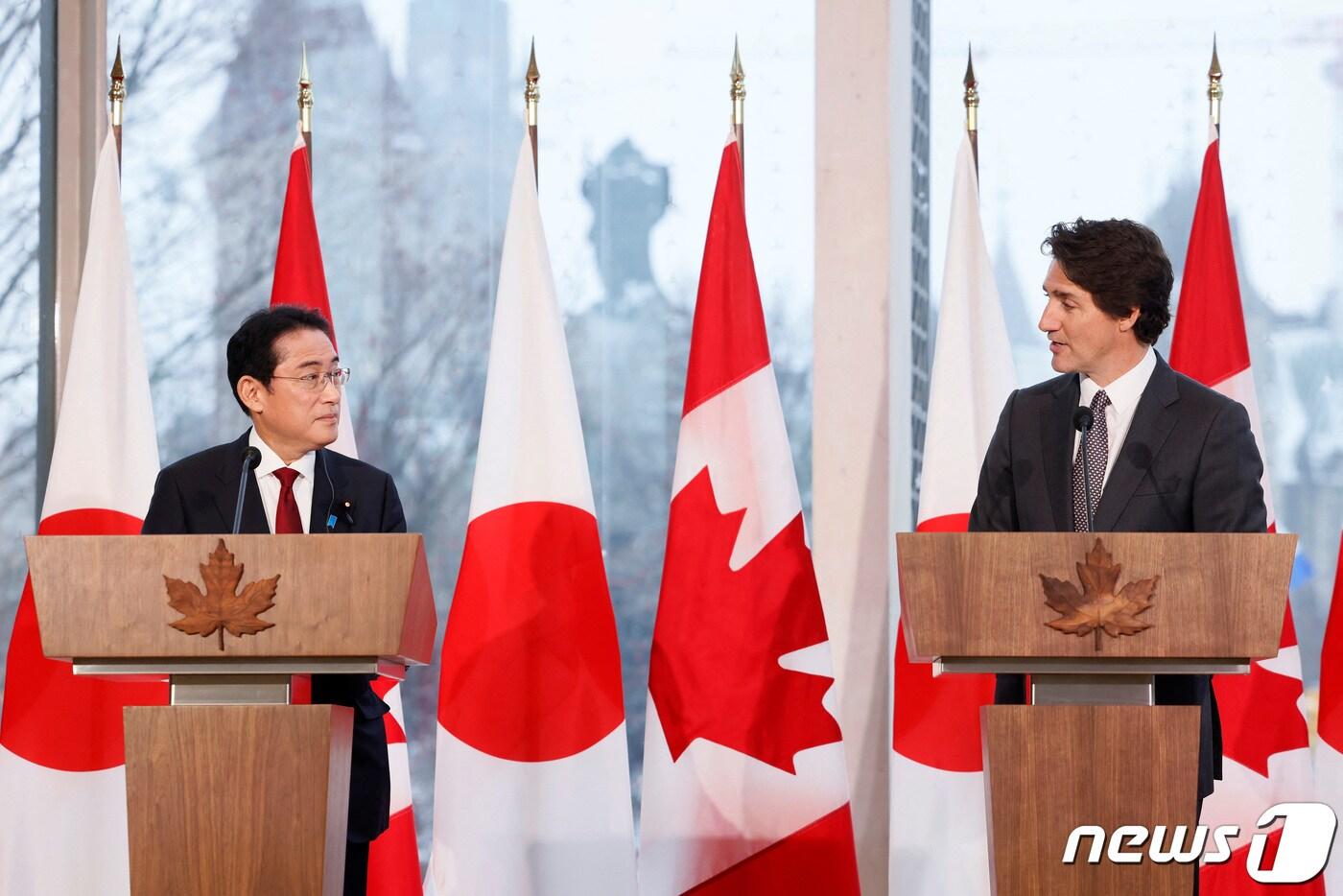 본문 이미지 - 기시다 후미오 일본 총리(좌)가 12일(현지시간) 캐나다 수도인 오타와에 방문해 쥐스탱 트뤼도 캐나다 총리와 공동 기자회견을 가지고 있다. ⓒ 로이터=뉴스1 ⓒ News1 정윤영 기자