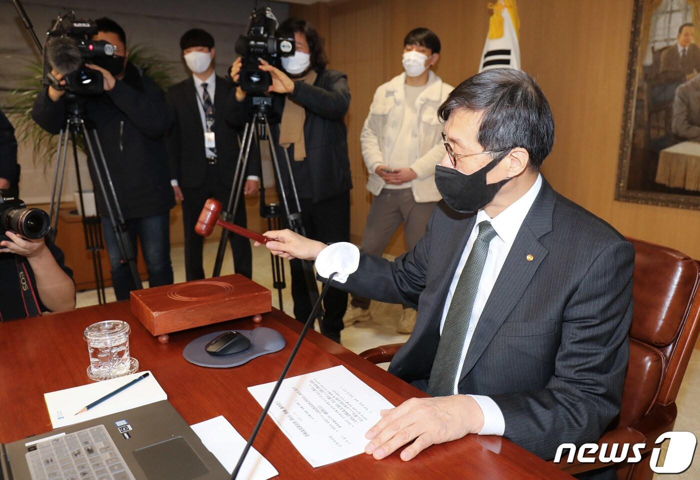 본문 이미지 - 이창용 한국은행 총재가 13일 오전 서울 중구 한국은행에서 열린 2023년 첫 금융통화위원회 회의에서 의사봉을 두드리고 있다. 2023.1.13/뉴스1