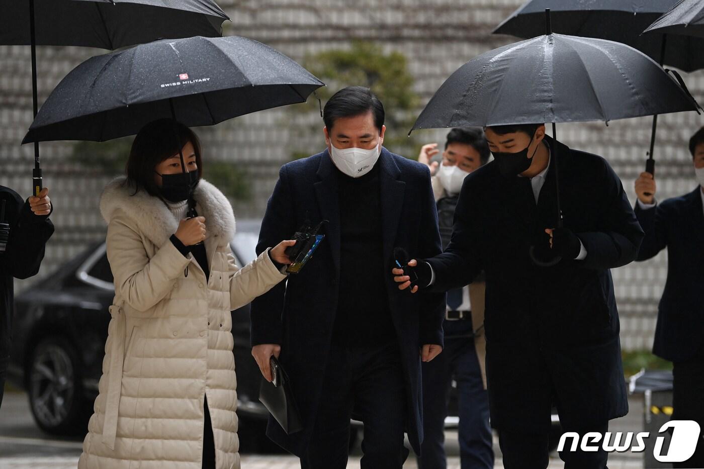 유동규 전 성남도시개발공사 기획본부장이 13일 오전 서울 서초구 서울중앙지방법원에서 열린 공판에 출석하고 있다. 화천대유자산관리 대주주 김만배 씨의 자해로 중단됐던 대장동 사건의 재판이 지난달 9일 이후 한 달여 만에 재개됐다. (공동취재) 2023.1.13/뉴스1 ⓒ News1 황기선 기자