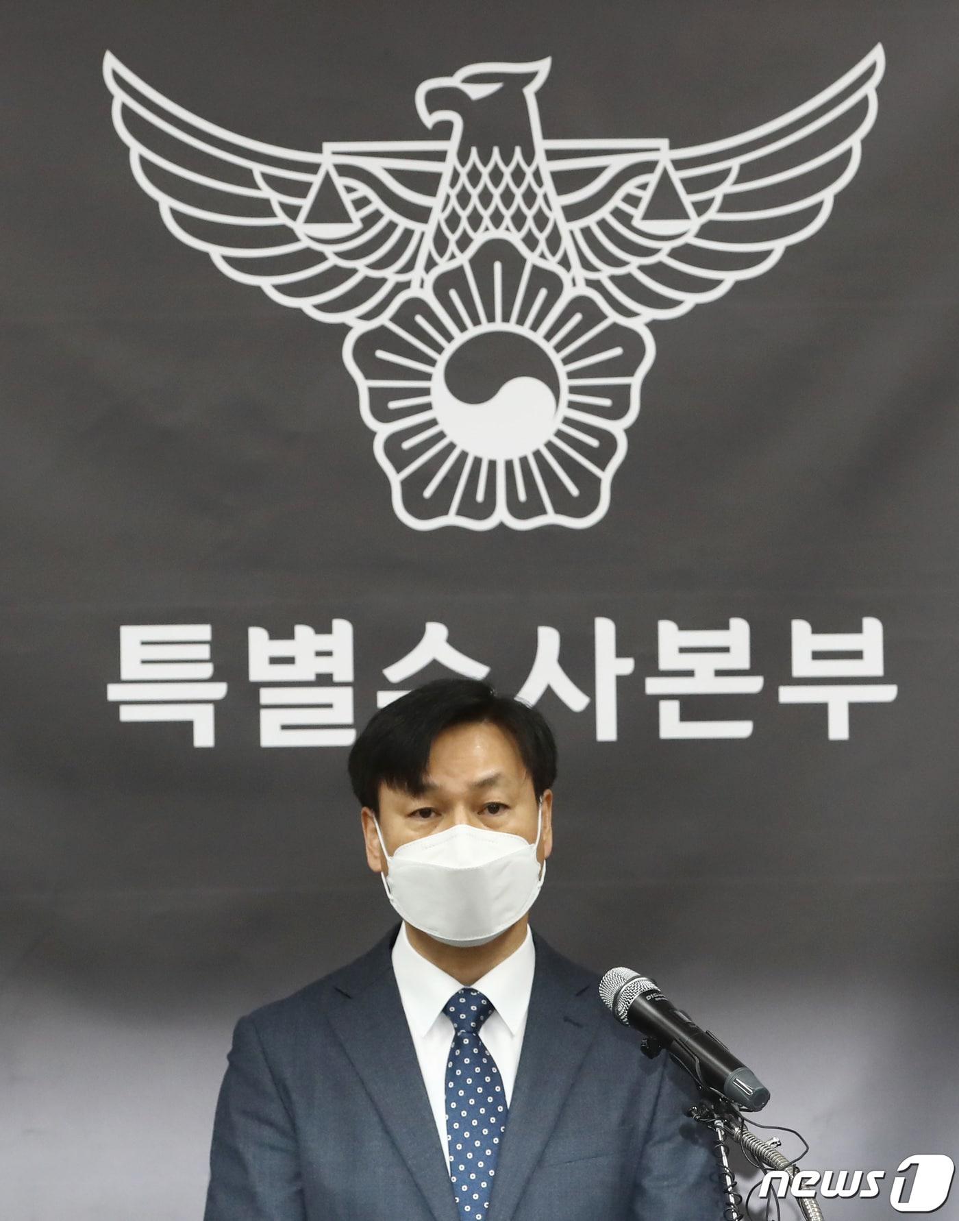 본문 이미지 - 손제한 이태원 사고 특별수사본부장이 13일 오전 서울 마포구 이태원 사고 특별수사본부에서 이태원 참사 최종 수사결과 발표를 하고 있다. 특수본은 업무상 과실치사상 등 혐의로 24명을 입건하고 이 중 혐의가 중한 6명에 대해서는 구속 송치, 17명은 불구속 송치 결정했다고 밝혔다. 2023.1.13/뉴스1 ⓒ News1 김민지 기자