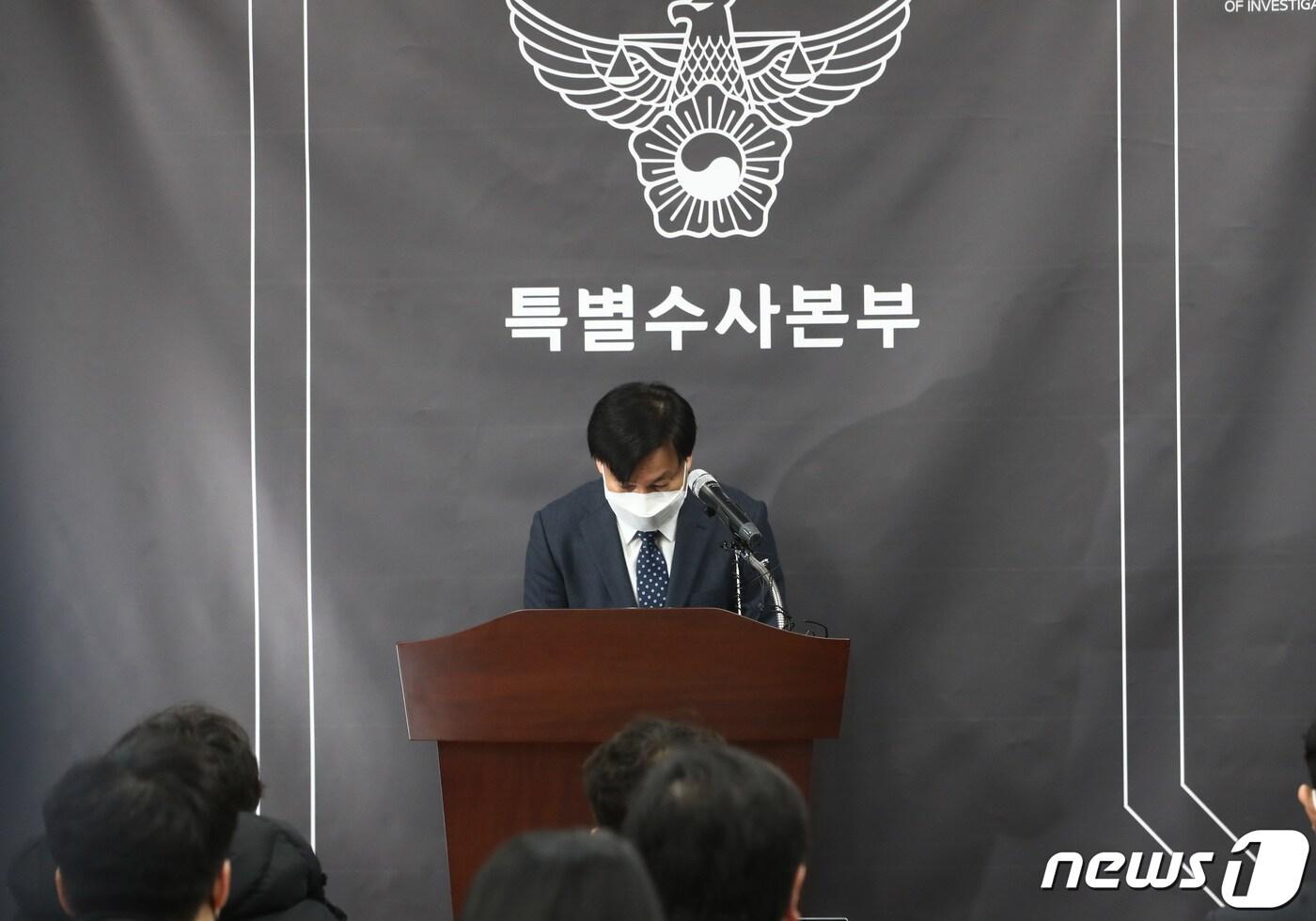 본문 이미지 - 손제한 이태원 사고 특별수사본부장이 13일 오전 서울 마포구 이태원 사고 특별수사본부에서 이태원 참사 최종 수사결과 발표에 앞서 인사를 하고 있다. 2023.1.13/뉴스1 ⓒ News1 김민지 기자