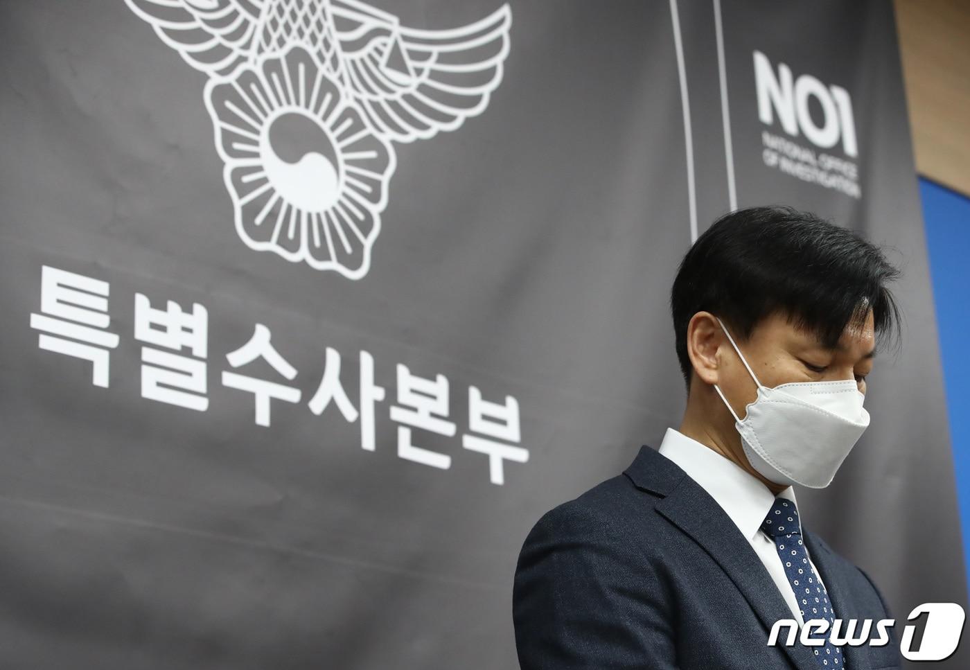 본문 이미지 - 손제한 이태원 사고 특별수사본부장이 13일 오전 서울 마포구 이태원 사고 특별수사본부에서 이태원 참사 최종 수사결과 발표를 하고 있다. 특수본은 업무상 과실치사상 등 혐의로 24명을 입건하고 이 중 혐의가 중한 6명에 대해서는 구속 송치, 17명은 불구속 송치 결정했다고 밝혔다. 2023.1.13/뉴스1 ⓒ News1 김민지 기자
