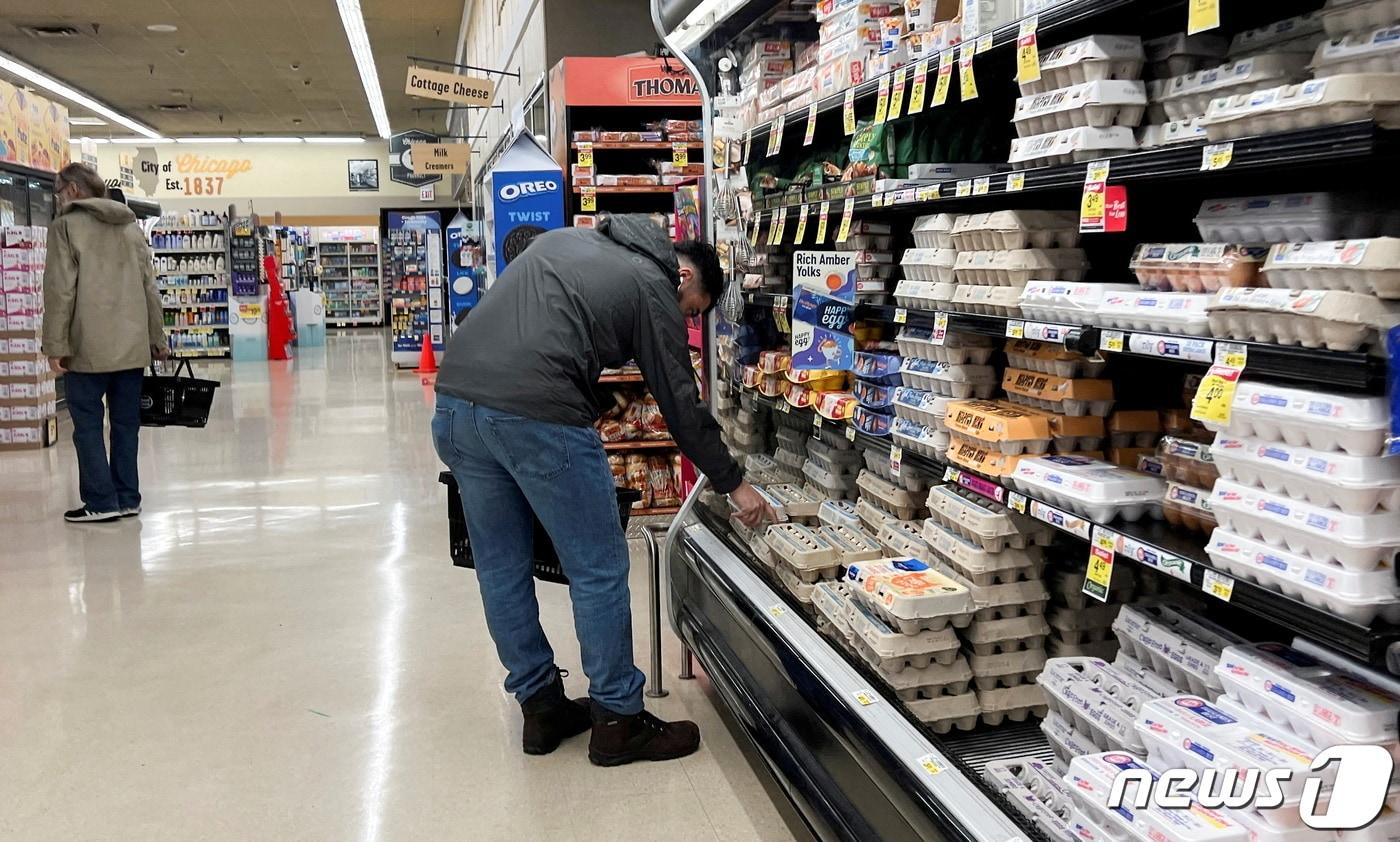 지난해 4월13일(현지시간) 미국 일리노이주(州) 시카고의 한 슈퍼마켓에서 남성이 계란을 고르고 있다. 22.04.13 ⓒ 로이터=뉴스1 ⓒ News1 김예슬 기자
