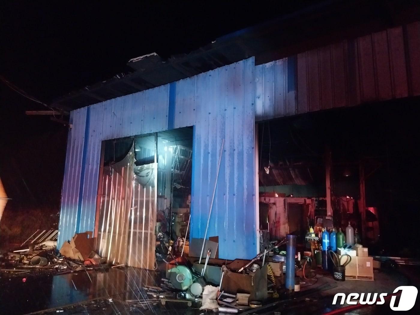 본문 이미지 - 지난해 1월 고흥군 고흥읍 호형리 한 금속제조업체 공장에서 화재가 발생해 소방당국이 진화 작업을 벌이는 모습.&#40;고흥소방서 제공&#41;ⓒ News1 김동수 기자