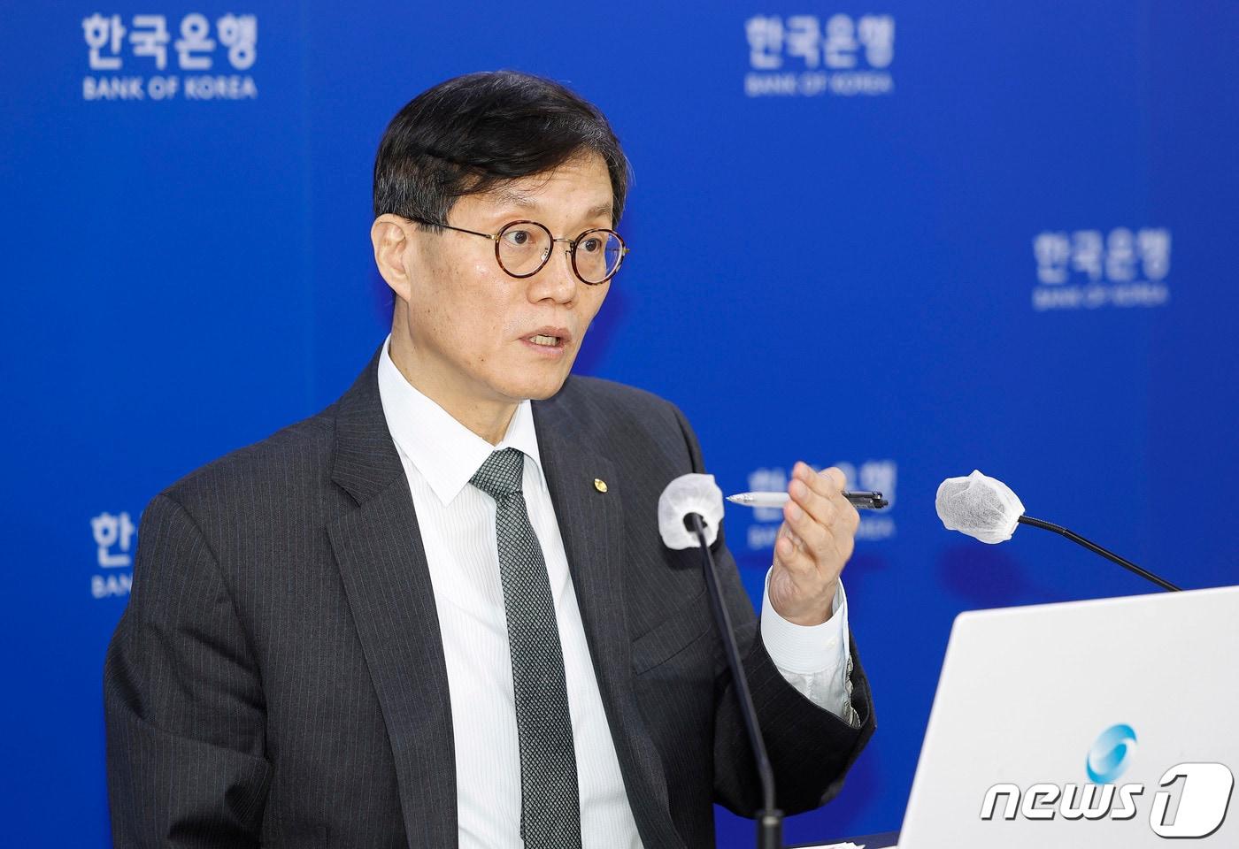 본문 이미지 - 이창용 한국은행 총재가 13일 서울 중구 한국은행에서 열린 기자간담회에서 기준금리 인상 등을 설명하고 있다. 한국은행 금융통화위원회는 이날 기준금리를 연 3.25%에서 3.50%로 0.25%포인트 인상했다. 2023.1.13/뉴스1 ⓒ News1 사진공동취재단
