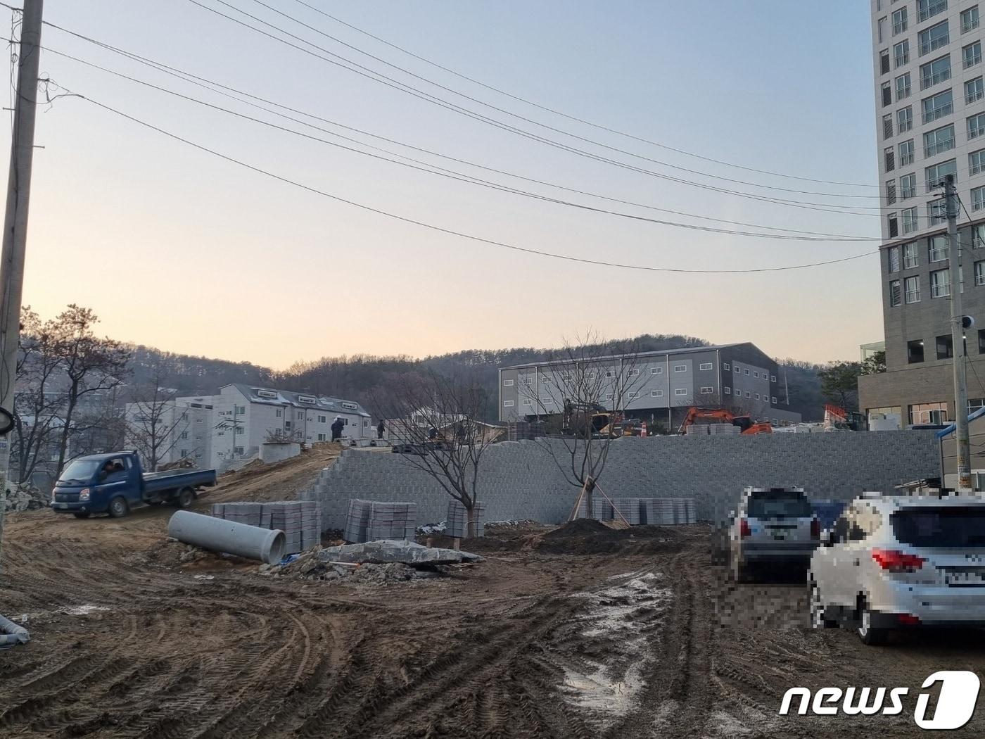 본문 이미지 - 12일 오후 경기 남양주시 진접읍 소재 진접 삼부 르네상스 더 퍼스트 신축 아파트 공사현장은 입주 예정일인 17일까지 불과 닷새 남겨두고 있었지만 공사가 한창이었다. 2023.01.13./뉴스1 ⓒ News1 양희문 기자 