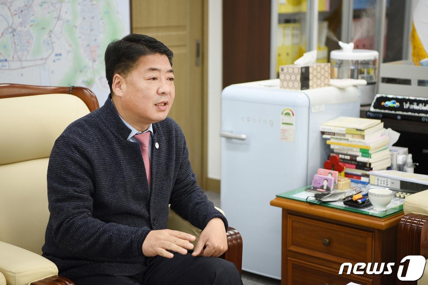 본문 이미지 - 오은택 부산 남구청장이 12일 구청장실에서 뉴스1과 인터뷰를 하고 있다.(남구청 제공) 