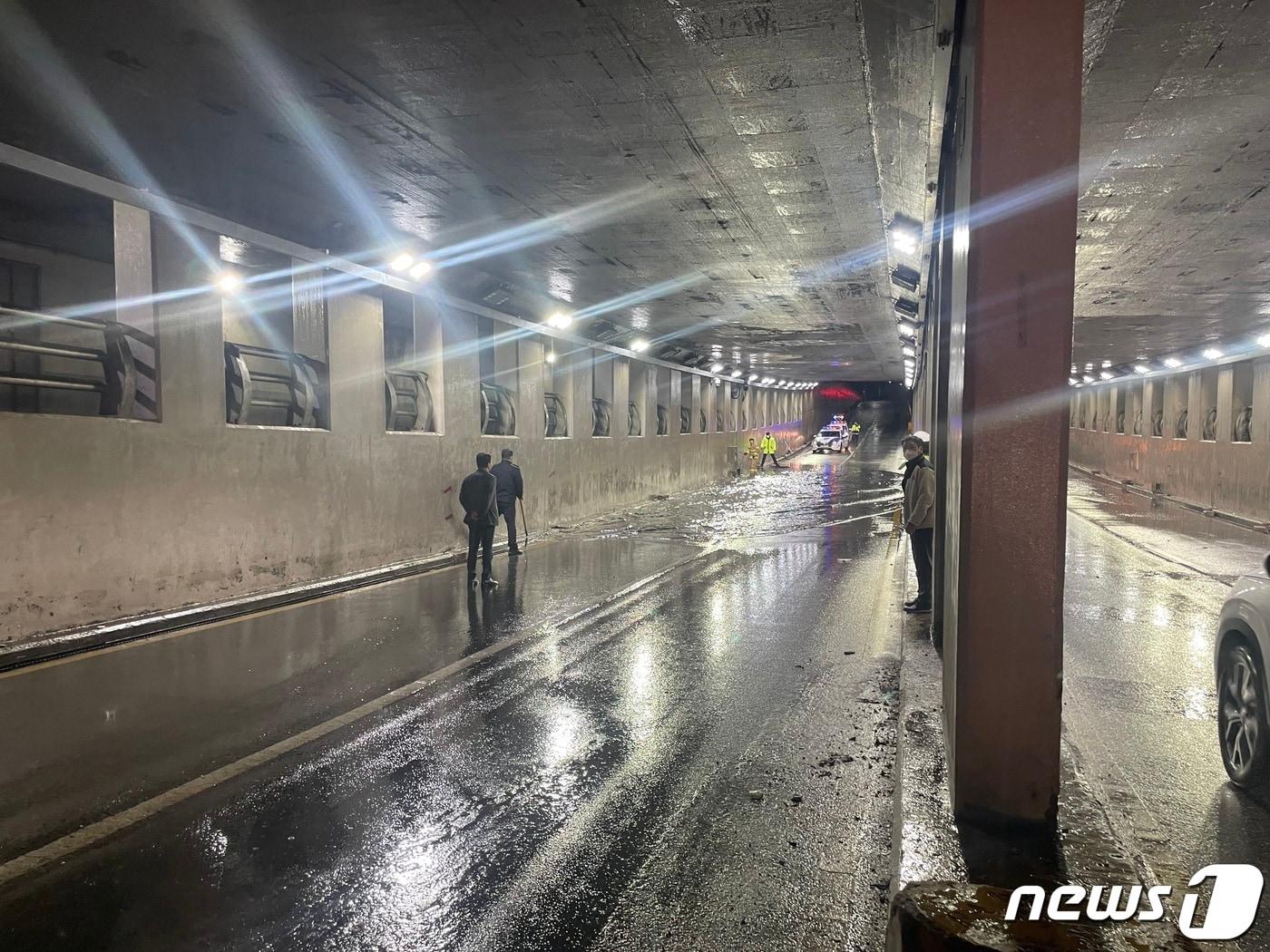 본문 이미지 - 13일 오전 5시14분쯤 광주 광산구 소촌동 송정지하차도에 물이 차 소방당국이 배수 작업 등을 하고 있다. (독자제공) 2023.1.13/뉴스1