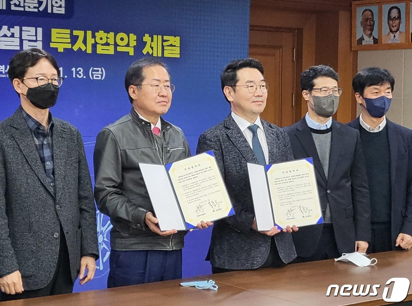 본문 이미지 - 홍준표 대구시장(왼쪽 두번째)과 이장규 ㈜텔레칩스 대표(왼쪽 세번째) 등이 13일 오후 대구 북구 산격동 산격청사 대회의실에서 텔레칩스 대구연구소 설립을 위한 업무협약을 체결하고 있다. 2023.1.13/뉴스1 ⓒ News1 남승렬 기자
