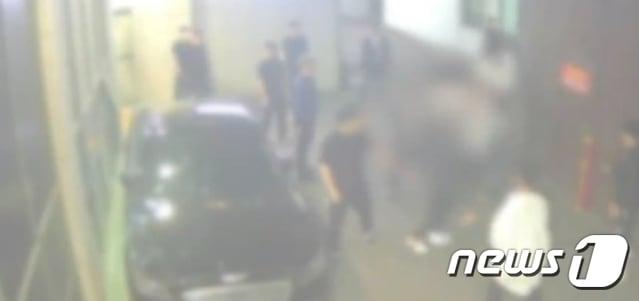 본문 이미지 - 지난 2021년 5월 부산의 한 장례식장에서 조직폭력단 칠성파와 신20세기파 조직원들이 몸싸움을 벌이고 있는 모습.(부산경찰청 제공)