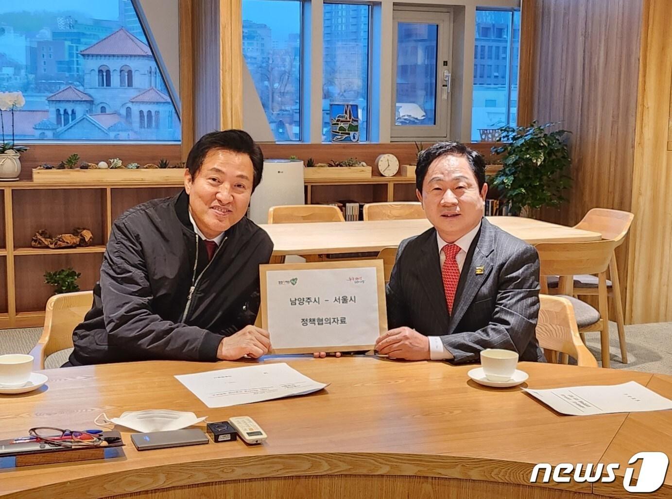 본문 이미지 - 오세훈 서울시장과 주광덕 남양주시장이 13일 만나 지역 교통 현안에 대해 협력할 것을 약속했다.