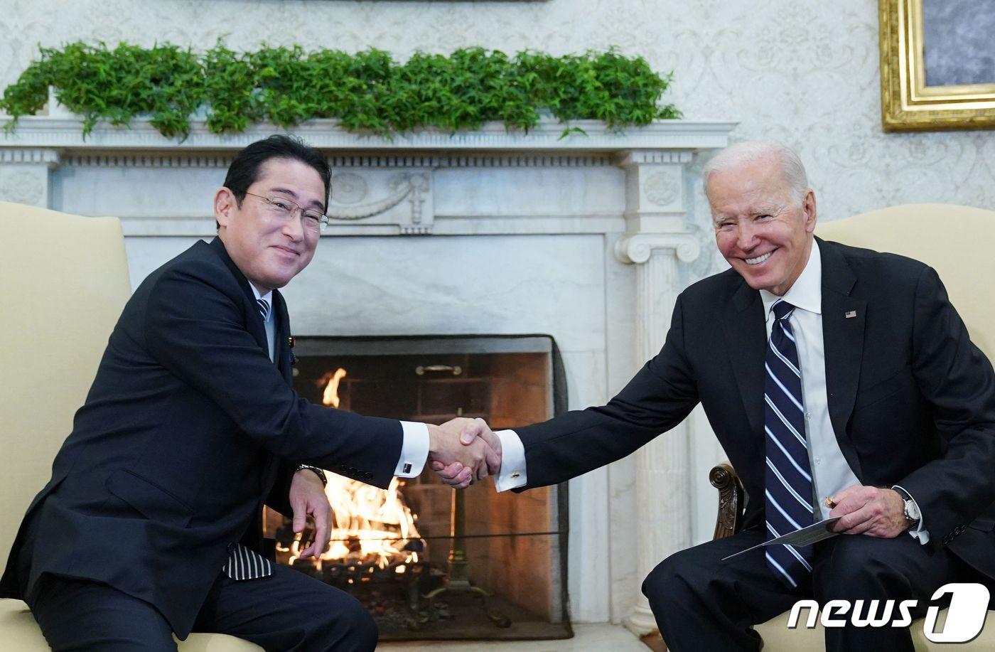 본문 이미지 - 조 바이든(우측) 미국 대통령과 기시다 후미오 일본 총리가 13일(현지시간) 백악관 오벌 오피스에서 정상회담 시작 전 악수하고 있다. 2023. 1. 13. ⓒ AFP=뉴스1 ⓒ News1 최서윤 기자